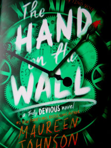 Buchcover: The Hand on the Wall by Maureen Johnson