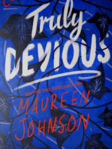 Buchcover: Truly Devious by Maureen Johnson