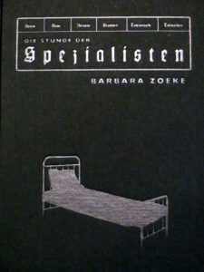 Buchdeckel der "Stunde der Spezialisten" von Barbara Zoeke. In den Karton eingestanzt ist die Silhouette eines Krankenhausbetts.