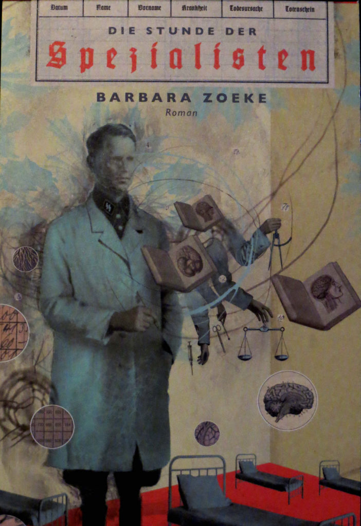 Kunstvolles Cover der "Stunde der Spezialisten" von Barbara Zoeke. Zu sehen ist ein surreal angehauchtes Bild, mit einem NS-Arzt im Zentrum, darum herum verschiedene Gegenstände, wie Krankenhausbetten, Lehrbücher und eine Waage.