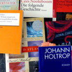 Ein Haufen Bücher: "Die Stunde der Spezialisten", "Ruhm", "Der eingebildete Kranke", "Johann Holtrop", "Cloud Atlas", "Marianengraben", "Die folgende Geschichte", "Der Augenzeuge"