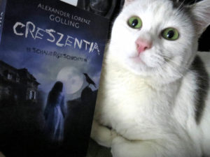 Das Buch "Creszentia" von Alexander Lorenz Golling neben einer weißen Katze, die mit aufgerissenen grünen Augen in die Kamera starrt.