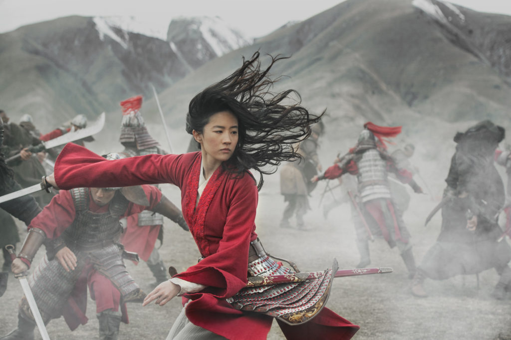 Mulan wirbelt mit ihrem Schwert durch's Bild. Im Hintergrund ist das Kampfgetümmel einer Schlacht zu sehen.